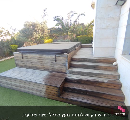 דק עץ עם מדרגות ליד ג